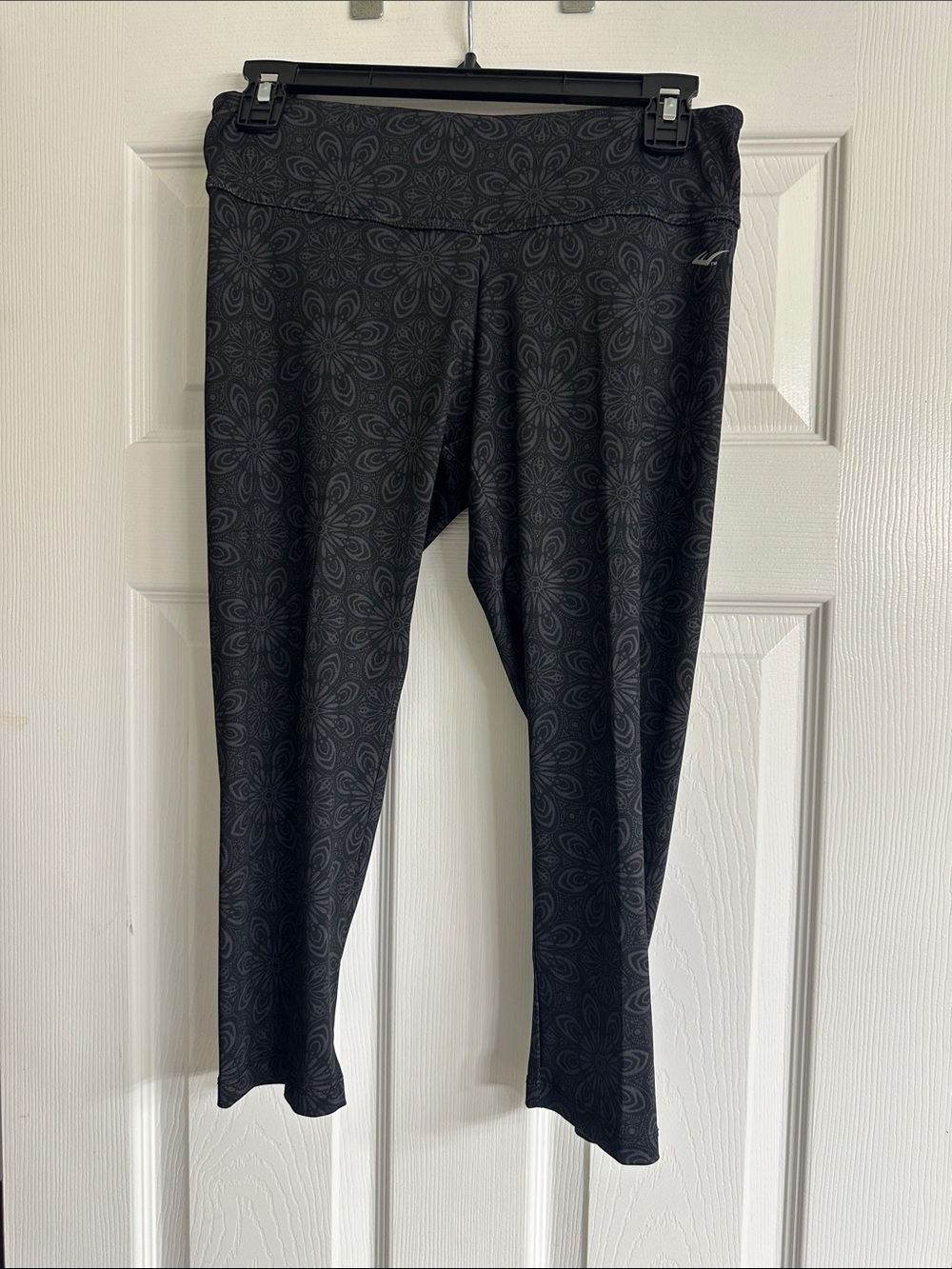 Women's Black Patterned Capri Leggings